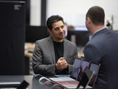 Microsofts Hardware-Chef Panos Panay im Gespräch. (Bild: Mike Kane/Bloomberg/Getty Images)