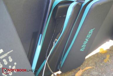 Smartphone am Panel lädt