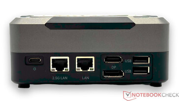Rückseite: Netzanschluss (19 V; 5 A), LAN (2.5G), LAN (1.0G), HDMI 2.1, DP1.4 (4K@144Hz), 2x USB 2.0