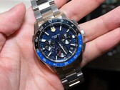 Die blaue Casio Oceanus OCW-P3000 Uhr wird von vorne gezeigt, wobei das detailreiche Zifferblatt und die zweifarbige Keramiklünette besonders hervorgehoben werden.