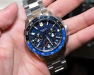 Die blaue Casio Oceanus OCW-P3000 Uhr wird von vorne gezeigt, wobei das detailreiche Zifferblatt und die zweifarbige Keramiklünette besonders hervorgehoben werden.