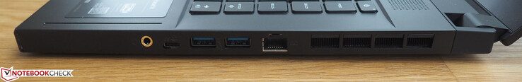 rechte Seite: 3,5 mm Klinke, USB-C 3.1 Gen2, 2x USB-A 3.1 Gen2, RJ45-LAN