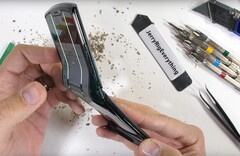 Zu diesem Zeitpunkt ist das Motorola Razr noch nicht ganz k.o. - der Durability-Test zum Falt-Handy Nummer.