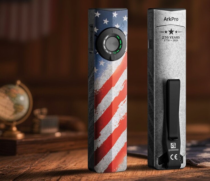 Die Olight ArkPro Stars & Stripes Edition besitzt vorne einen Daumenschalter mit dreistufigem Wahlschalter und hinten einen Metallclip für die Hosentasche