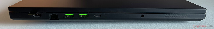 Links: Charger, 2,5 GB/s Ethernet, 2x USB-A 3.2 Gen.2 (10 Gbit/s), USB-C 4.0 mit Thunderbolt 4 (40 GBit/s, DisplayPort 2.1 über iGPU, Power Delivery 3.0), 3,5-mm-Audiobuchse