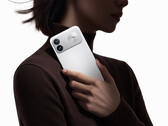 Das Redmi K100 startet in China bei umgerechnet rund 390 Euro. Das Bild zeigt die Rückseite des Smartphones.