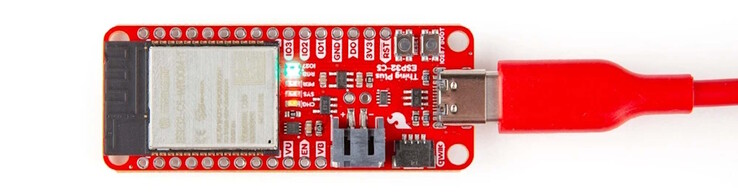 Eine adressierbare RGB-LED ist vorhanden