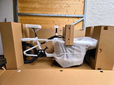 Das T1 Pro ist fertig montiert, lediglich Akku und Lenkrohr müssen noch eingesteckt werden.