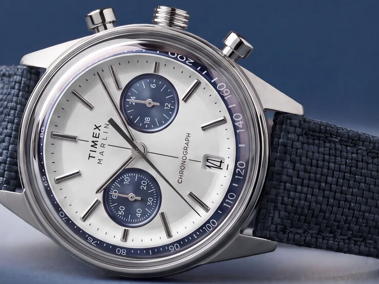 Timex Marlin Jet Chronograph vor dunklem Hintergrund mit gewölbtem Glas, Tachymeterlünette, konkavem Zifferblatt und retrofuturistischem Design