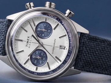 Der Timex Marlin Jet Chronograph, fotografiert vor einem dunklen Hintergrund, zeigt sein gewölbtes Glas, die Tachymeter-Lünette, das konkave Zifferblatt, die Chronographen-Hilfszifferblätter und das retro-futuristische Gehäusedesign.