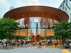 Apple-Store-Mitarbeitern wird vorgeworfen, Kunden ohne ausreichende Aufklärung über spätere Kosten für kostenlose Probeabos anzumelden.
