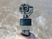 Nahaufnahme der DJI Osmo Pocket 4P mit ihren zwei Kameraobjektiven