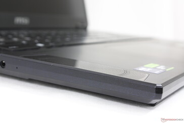 Dem MSI Stealth 18 fehlen die auffälligen RGB-LEDs vieler anderer MSI-Modelle