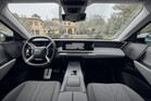 DS N°7: Im Innenraum des edlen E-SUV dominiert ein riesiger 16-Zoll-Touchscreen das digitale Cockpit.