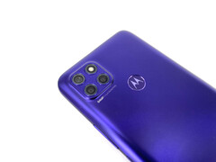 Motorolas Akkuriese kommt auf Wunsch auch in schillerndem Violett zum Käufer.