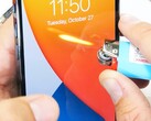 Das Ceramic Shield macht das Display des iPhone 12 Pro deutlich robuster im Vergleich zu vielen anderen Smartphones. (Bild: JerryRigEverything, YouTube)