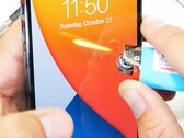 Das Ceramic Shield macht das Display des iPhone 12 Pro deutlich robuster im Vergleich zu vielen anderen Smartphones. (Bild: JerryRigEverything, YouTube)