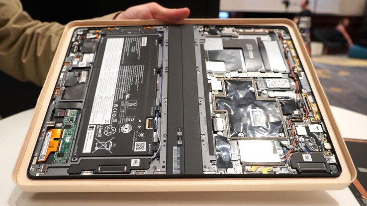 So sieht es innen aus, wenn man die beiden verklebten Abdeckungen an der Rückseite des Lenovo Thinkpad X1 Fold entfernt.