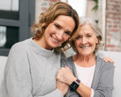 Nicht nur für den Notfall: Die TCL Safety Watch MT43AX ist eine auf die Bedürfnisse von Senioren ausgerichtete 4G/LTE-Smartwatch mit SOS-Funktion und Sturzerkennung.