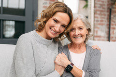 Nicht nur für den Notfall: Die TCL Safety Watch MT43AX ist eine auf die Bedürfnisse von Senioren ausgerichtete 4G/LTE-Smartwatch mit SOS-Funktion und Sturzerkennung.