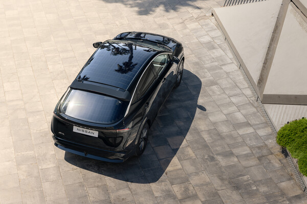 Nissan Ariya Concept zum Clean Energy Day 2026: Photovoltaik auf Haube, Dach und Heck wandelt Licht direkt in Strom um (Bild: Nissan).