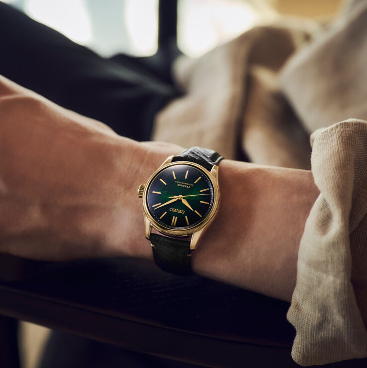 Die Seiko Presage Classic x Tradman’s Bonsai am Handgelenk mit schwarzem Lederarmband und dunkelgrünem Zifferblatt