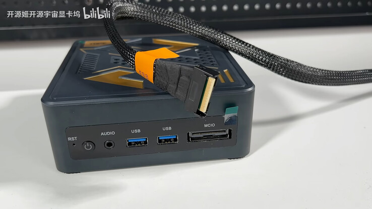 Der MCIO-Anschluss des Mini-PCs mit Stecker.