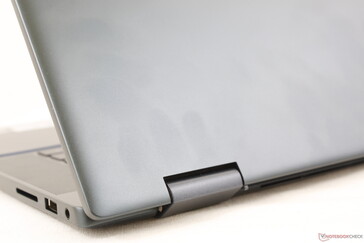 Der glatte, matte äußere Deckel verbirgt Fingerabdrücke recht gut