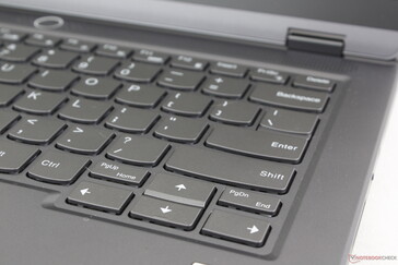 Die schmalen Pfeil- und Bild-Rauf-/Bild-Runter-Tasten wirken eingeengt und die Bedienung ist unangenehm