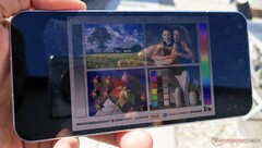 Das Dispaly des Nothing Phone (1) ist gerade so hell genug für die Nutzung im Freien. (Bild: Notebookcheck)
