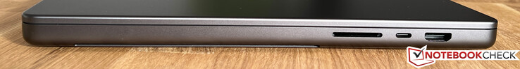 Rechts: Kartenleser, USB-C 4.0 mit Thunderbolt 4 (40 Gbit/s, DisplayPort-ALT-Modus 1.4, Power Delivery), HDMI 2.1