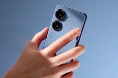 Das Asus Zenfone 9 ist in etwa so kompakt wie ein Apple iPhone 13, besitzt aber einen deutlich größeren Akku. (Bild: Asus)