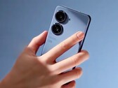Das Asus Zenfone 9 ist in etwa so kompakt wie ein Apple iPhone 13, besitzt aber einen deutlich größeren Akku. (Bild: Asus)