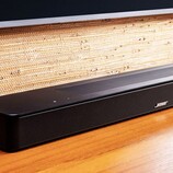 Die neueste Soundbar von Bose soll Dialoge per künstlicher Intelligenz verbessern. (Bildquelle: Bose)