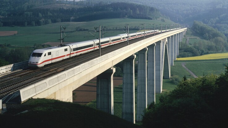 ICE 1 mit zehn Mittelwagen gibt es auch nicht mehr. (Bildquelle: Deutsche Bahn / Hubrich)