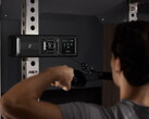 Mann zieht am Seil des Gym Nano