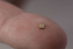 Gerade mal 5 mm2 Fläche nimmt der kleinste Bluetooth-Chip der Welt von Swatch ein.
