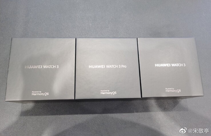 Zwei neue Huawei Smartwatches zum Auspacken: Huawei Watch 3 und Huawei Watch 3 Pro.