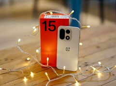 Das OnePlus 15 mit Verpackung.