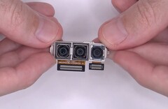 Der erste Teardown des Xperia 10 II gibt uns auch einen Blick auf das Kamera-Trio von innen.