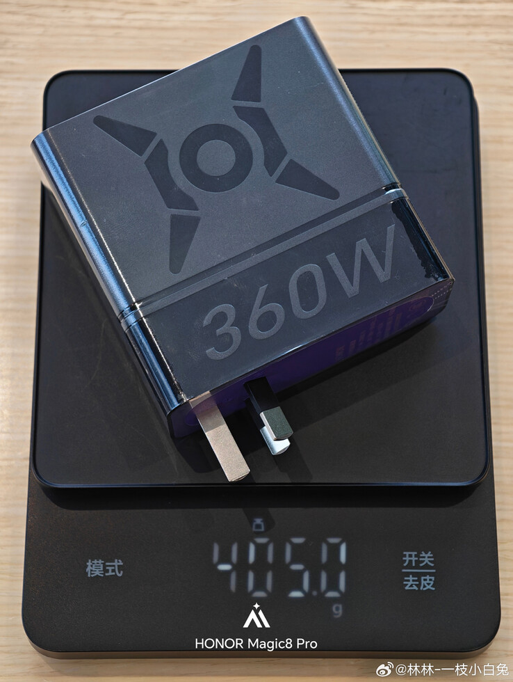 Das Gewicht des Netzteils auf der Waage