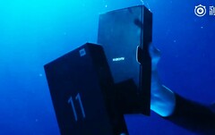 Das Xiaomi Mi 11 Ultra will die Konkurrenz mit einem Unboxing-Video unter Wasser übertrumpfen. (Bild: Xiaomi)
