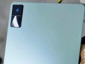 Das Redmi Pad packt seine einzelne rückseitige Kamera offenbar in ein rechteckiges Kameramodul. (Bild: Weibo)