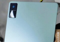 Das Redmi Pad packt seine einzelne rückseitige Kamera offenbar in ein rechteckiges Kameramodul. (Bild: Weibo)