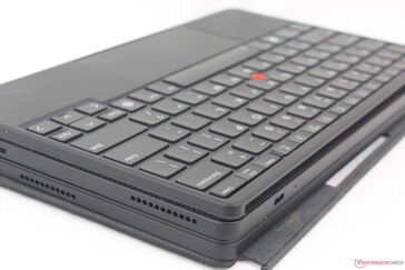 Die separate Tastatur und der Kickstand haften magnetisch auf beiden Seiten des geschlossenen Tablets