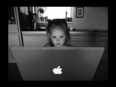 Ganz in Schwarz und Weiß erscheint die Hommage an das MacBook, die restliche Hardware zeigt sich bunter.