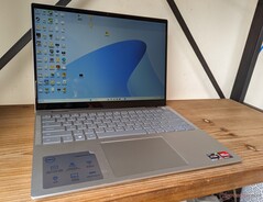 Das Dell Inspiron 14 7435 ist heute mit einem stattlichen Deal-Rabatt erhältlich (Bild: Allen Ngo)