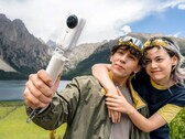 Die Insta360 X6 gibt es zum Launch nicht nur in Schwarz sondern auch in Weiß. Mit Preisen ab 699 Euro ist sie aber empfindlich teurer geworden.