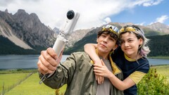 Die Insta360 X6 gibt es zum Launch nicht nur in Schwarz sondern auch in Weiß. Mit Preisen ab 699 Euro ist sie aber empfindlich teurer geworden.
