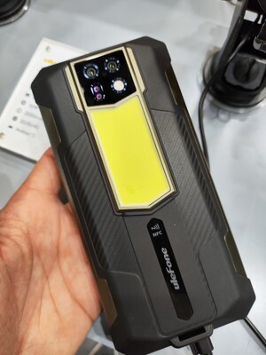 ... und bringt eine LED-Lampe mit